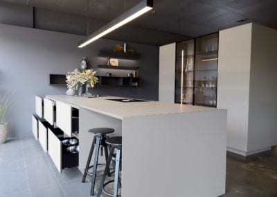 Cesar N_Elle Gripless kitchen with seating at the island